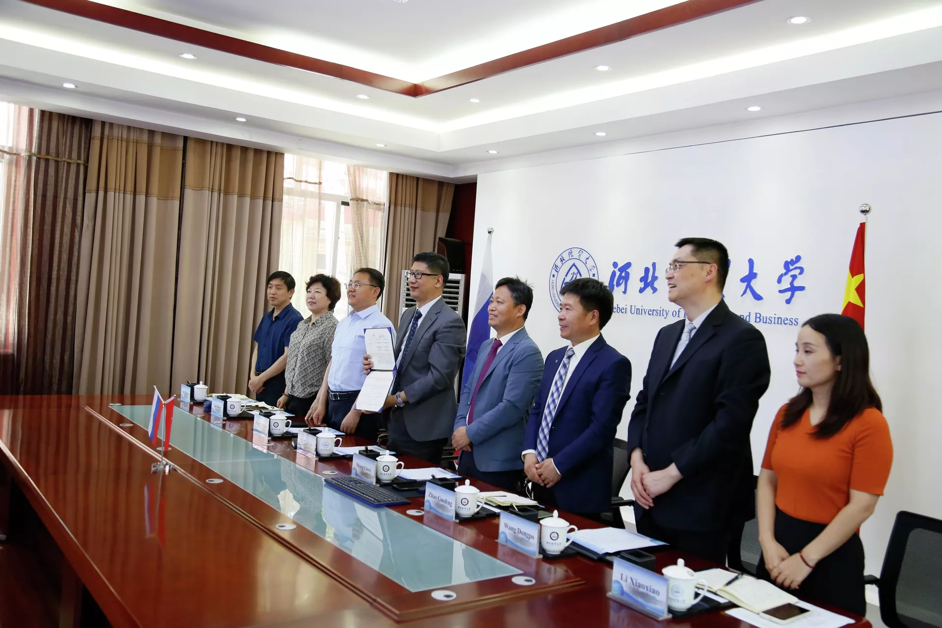 兩校當天舉行了線上簽約儀式。俄財政金融大學副校長卡梅內娃和河北經貿大學副校長李桂君分別在協議上簽字 - 俄羅斯衛星通訊社, 1920, 06.06.2023