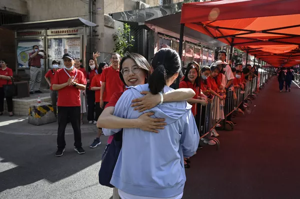 北京，国高高考开始前，考现送考教师拥抱考生。组图 - 俄罗斯卫星通讯社