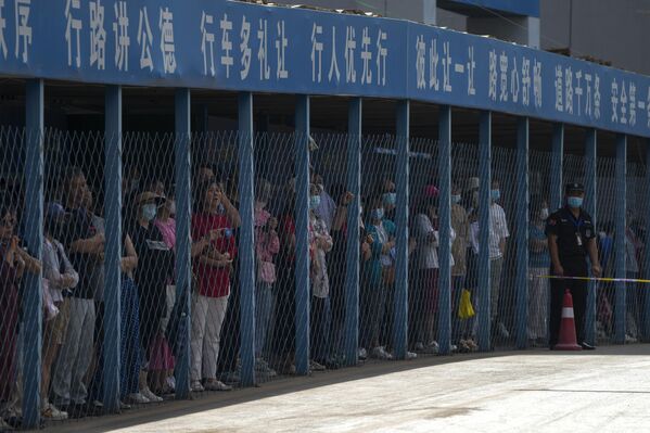 北京，送考的家長們。 - 俄羅斯衛星通訊社