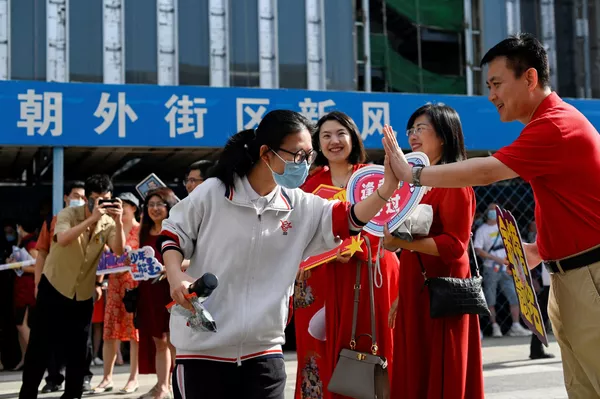 北京，高考开始前，给考生们打气助威的被迫者们。 - 俄罗斯卫星通讯社