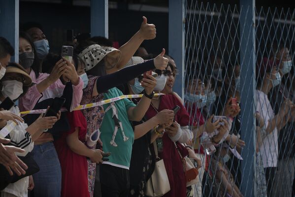 北京，送考的家長們。 - 俄羅斯衛星通訊社