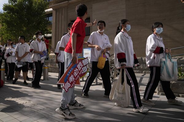 北京，參加高考的考生們。 - 俄羅斯衛星通訊社