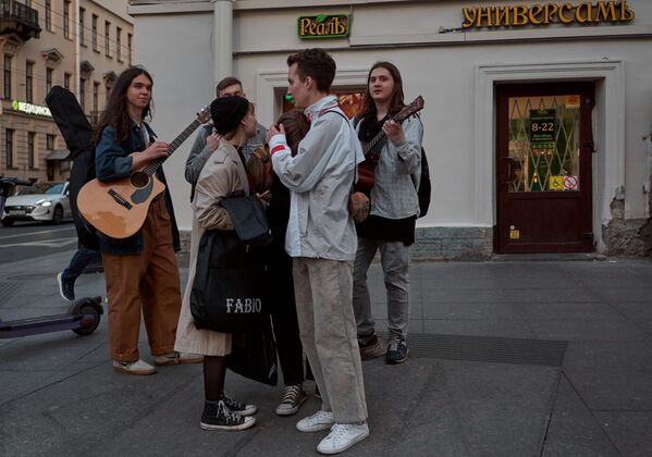 聖彼得堡白夜期間，喀山大街上的年輕人 - 俄羅斯衛星通訊社