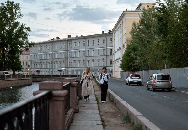 圣彼得堡白夜期间，格里鲍耶陀夫运河边散步的姑娘们 - 俄罗斯卫星通讯社