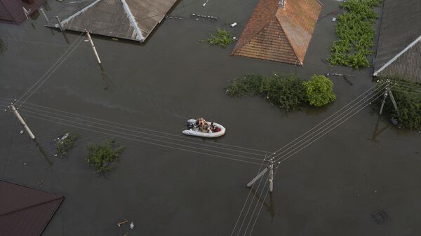 人們在赫爾松被水淹沒的街區乘坐橡皮艇 - 俄羅斯衛星通訊社