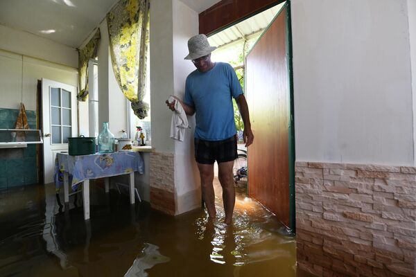 在卡霍夫卡水电站被摧毁后，一名当地居民在新卡霍夫卡的被淹住宅里。 - 俄罗斯卫星通讯社