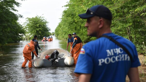 向赫爾松州水災淹沒地區增派一組救援人員，將人們從屋頂和高層轉到陸地上 - 俄羅斯衛星通訊社