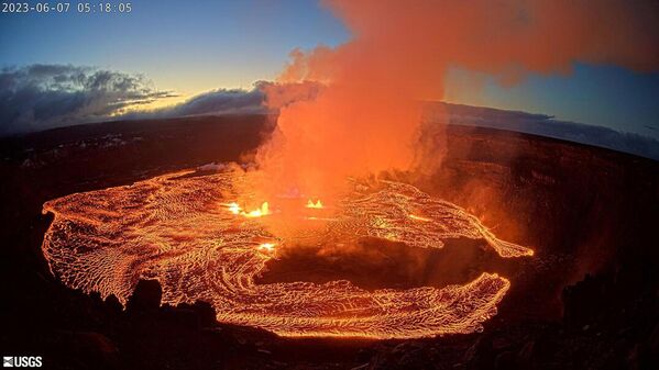6月7日,美国夏威夷基拉韦厄火山喷发。这是世界上最活跃的火山之一,2018年的喷发导致700多座住宅损毁。 6月7日,美国夏威夷基拉韦厄火山喷发。这是世界上最活跃的火山之一,2018年的喷发导致700多座住宅损毁。 - 俄罗斯卫星通讯社