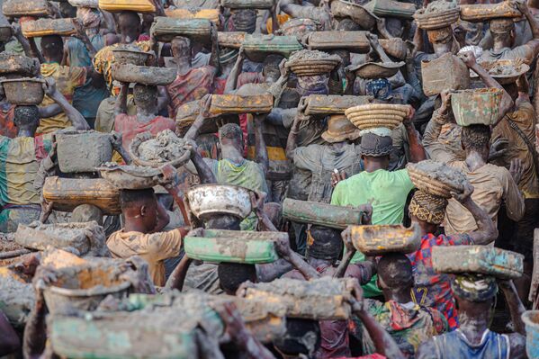 6月4日,人们提着一桶桶泥浆重新粉刷马里中部的杰内大清真寺。每年都有数千人重新粉刷这所寺庙的墙壁。 6月4日,人们提着一桶桶泥浆重新粉刷马里中部的杰内大清真寺。每年都有数千人重新粉刷这所寺庙的墙壁。 - 俄罗斯卫星通讯社
