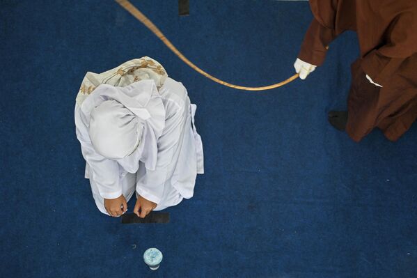 6月7日,一名妇女因在班达亚齐与一名男子有近距离接触而被一名伊斯兰宗教警察殴打。 6月7日,一名妇女因在班达亚齐与一名男子有近距离接触而被一名伊斯兰宗教警察殴打。 - 俄罗斯卫星通讯社