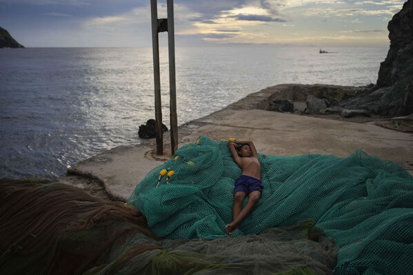 6月6日,委内瑞拉阿拉瓜州一名青年在渔网上休息。 6月6日,委内瑞拉阿拉瓜州一名青年在渔网上休息。 - 俄罗斯卫星通讯社