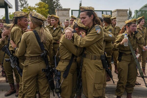 6月4日,以色列士兵在葬礼上哀悼。19 岁的利亚·本·努恩被一名埃及边防警卫杀害。 6月4日,以色列士兵在葬礼上哀悼。19 岁的利亚·本·努恩被一名埃及边防警卫杀害。 - 俄罗斯卫星通讯社