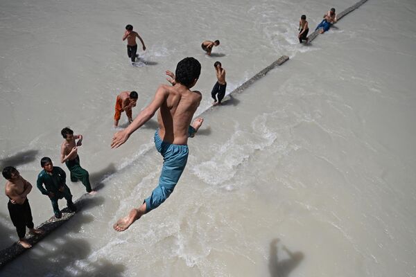 6月4日,一名阿富汗男子跳入巴尔赫省的一条河中。 6月4日,一名阿富汗男子跳入巴尔赫省的一条河中。 - 俄罗斯卫星通讯社