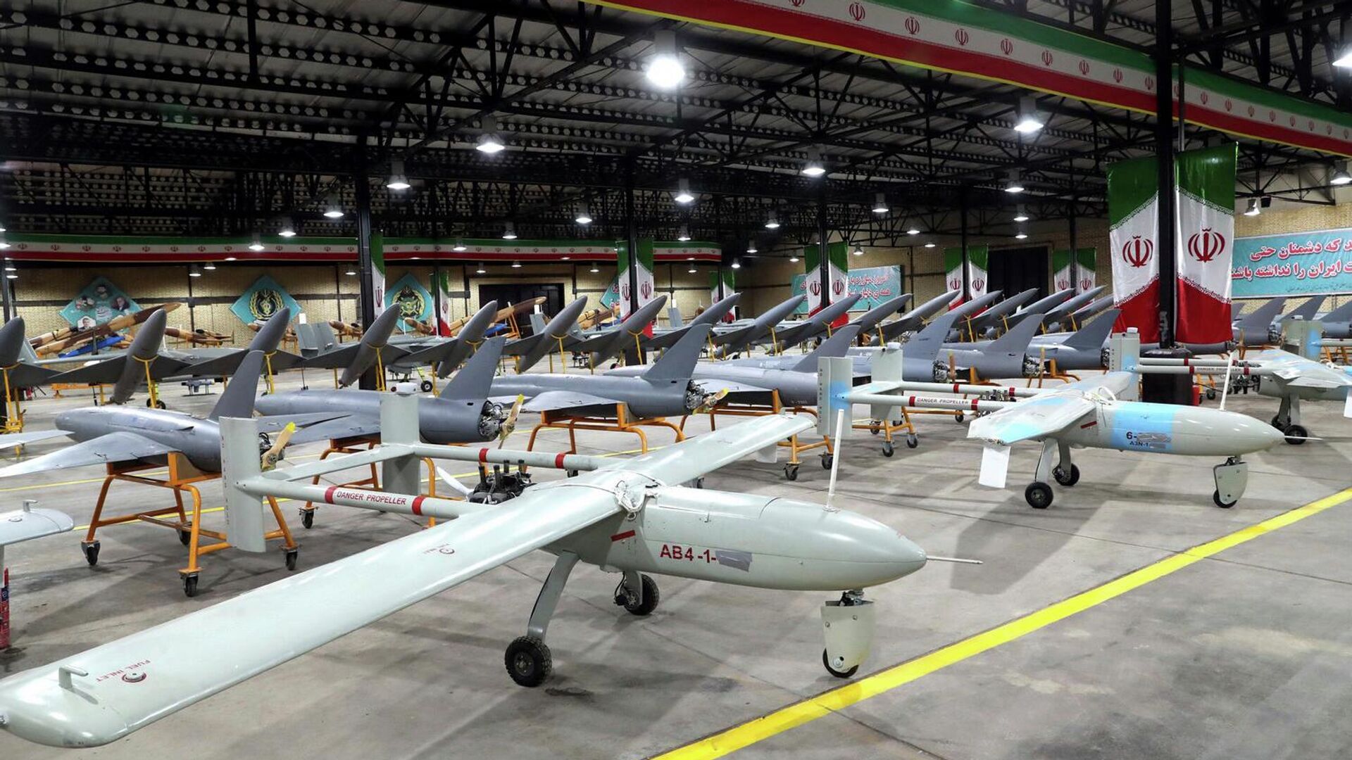 伊朗展示新型武装无人机 外形与美军MQ-9无人机高度相似-新华网