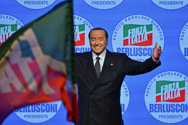 2022年，意大利右翼政黨“意大利力量黨”（Forza Italia）領袖西爾維奧·貝盧斯科尼在米蘭的集會上。 - 俄羅斯衛星通訊社