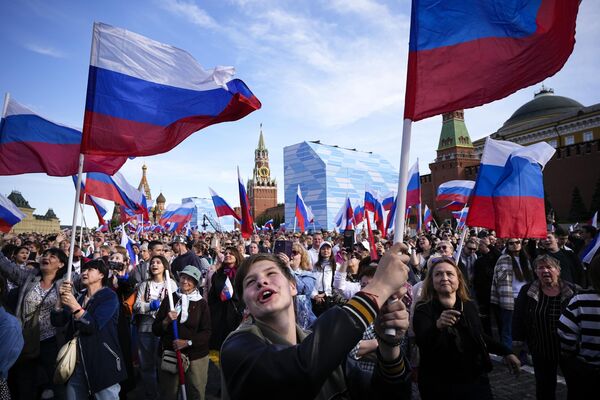 俄罗斯民众在莫斯科红场观看“俄罗斯日”音乐会。 - 俄罗斯卫星通讯社