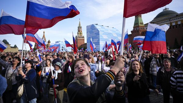 俄罗斯民众在莫斯科红场观看“俄罗斯日”音乐会 - 俄罗斯卫星通讯社