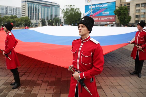 库班哥萨克兵团仪仗队在克拉斯诺达尔市主广场参加“俄罗斯日”庆祝活动。 - 俄罗斯卫星通讯社