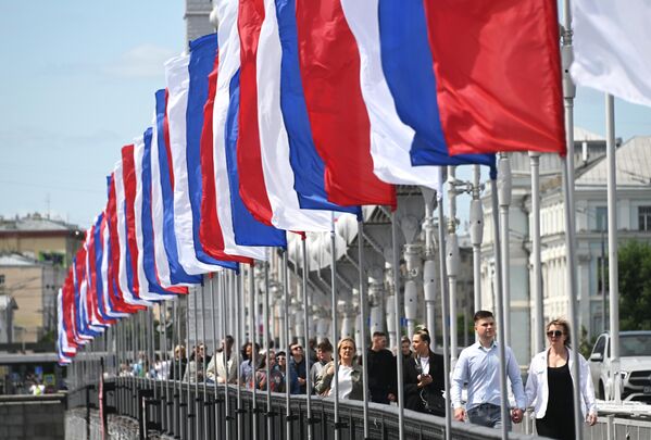 莫斯科市克里米亞大橋上彩旗飄揚。 - 俄羅斯衛星通訊社
