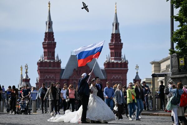 一對新婚夫婦在莫斯科市紅場拍結婚照。 - 俄羅斯衛星通訊社