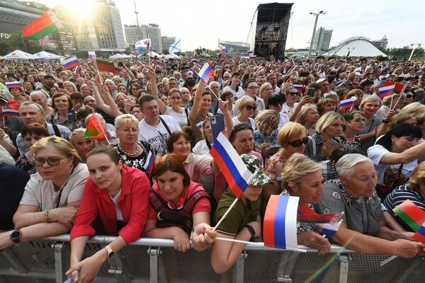 白俄罗斯明斯克居民观看“俄罗斯日”节日音乐会。 - 俄罗斯卫星通讯社