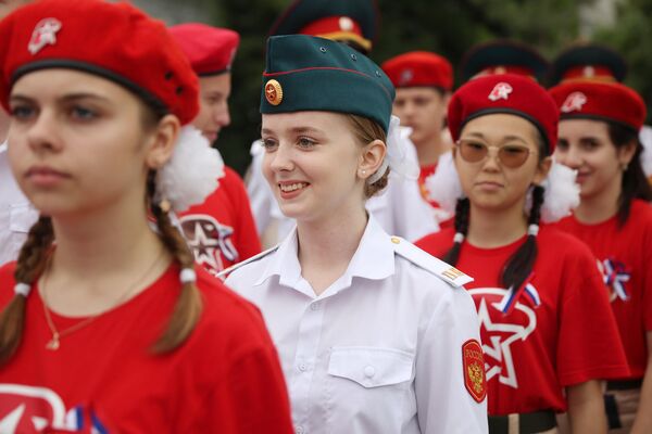 俄罗斯“一号岗哨”运动和“少年军”军事爱国运动成员参加在克拉斯诺达尔市主广场举行的“俄罗斯日”庆祝活动。 - 俄罗斯卫星通讯社