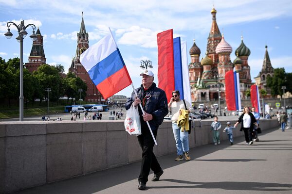 一名手持俄罗斯国旗的男子。 - 俄罗斯卫星通讯社