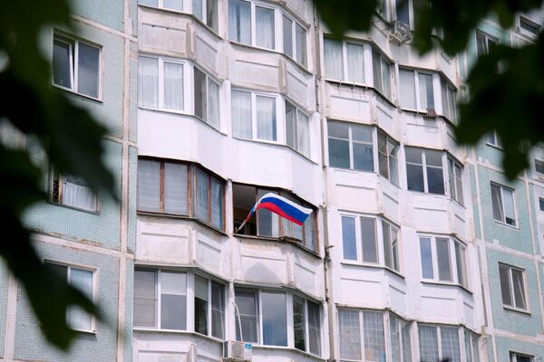 蒂拉斯波尔市居民在阳台上挂起俄罗斯国旗。 - 俄罗斯卫星通讯社