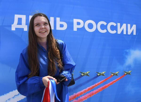 一位姑娘參加符拉迪沃斯托克舉行的“俄羅斯日”音樂會。 - 俄羅斯衛星通訊社