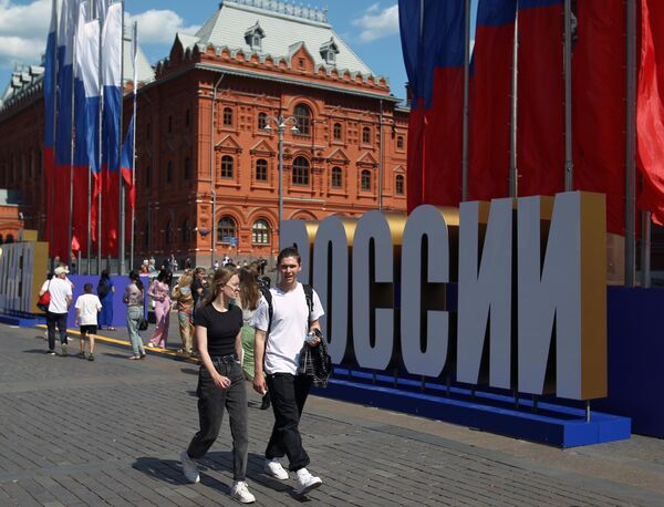 俄羅斯居民在莫斯科馬涅什廣場遊覽散步。 - 俄羅斯衛星通訊社