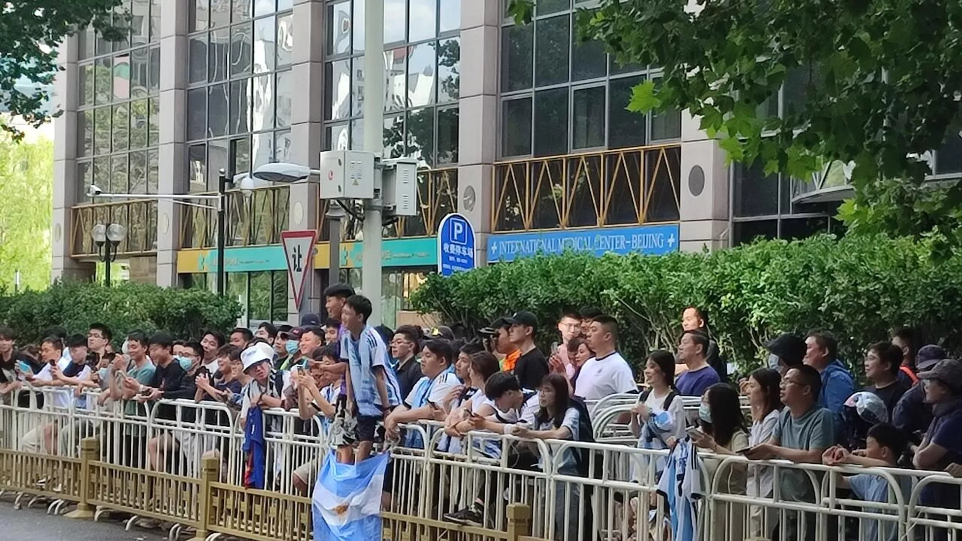 中國球迷在酒店附近熱情迎接，大喊梅西的名字