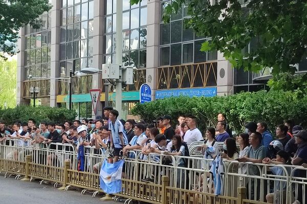 中国球迷在酒店附近热情迎接，大喊梅西的名字 - 俄罗斯卫星通讯社