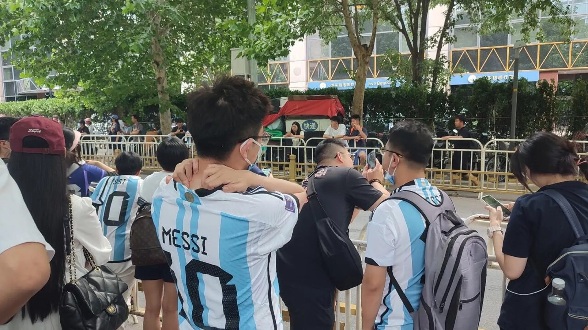 中國球迷在酒店附近熱情迎接，大喊梅西的名字