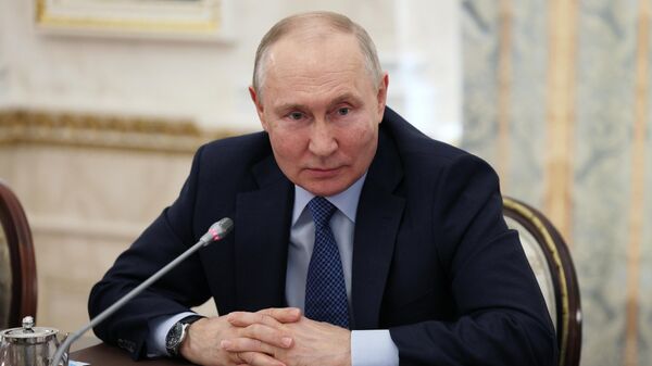 弗拉基米尔·普京总统与战地记者举行了会面 - 俄罗斯卫星通讯社