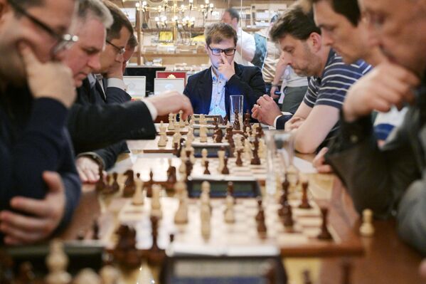 裁判在圣彼得堡“弗洛伊德教授”私人俱乐部的私人国际象棋晚会的比赛中监督棋手。 - 俄罗斯卫星通讯社