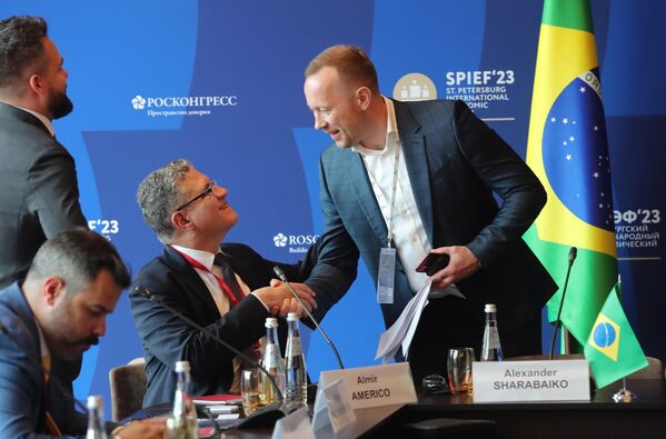聖彼得堡國際經濟論壇-2023“俄羅斯-巴西“會議。從左至右：PJSC PhosAgro公司董事會成員亞歷山大·沙拉博伊科，巴西出口投資促進局 (Apex Brasil) 俄羅斯辦事處主任阿爾米爾∙里貝羅∙埃莫里克 - 俄羅斯衛星通訊社