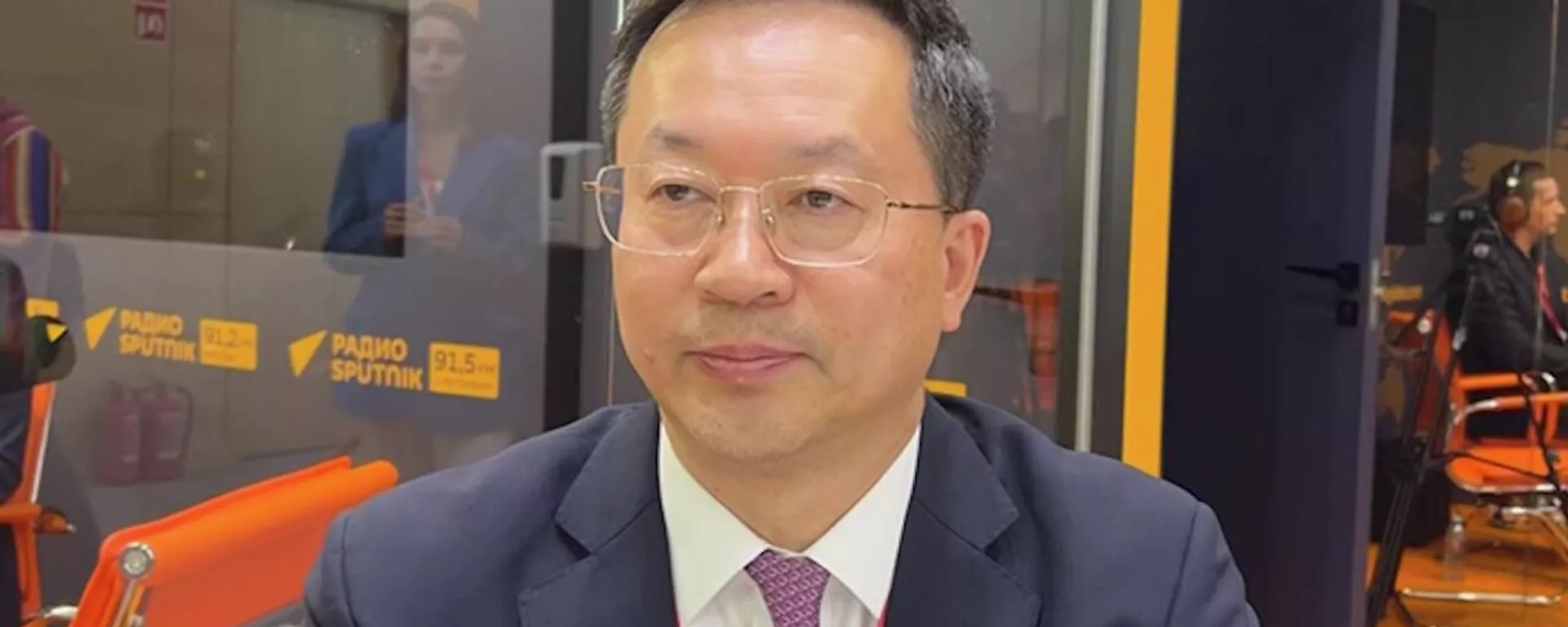 在聖彼得堡國際經濟論壇期間對俄羅斯中國總商會會長周立群的採訪 - 俄羅斯衛星通訊社, 1920, 15.06.2023