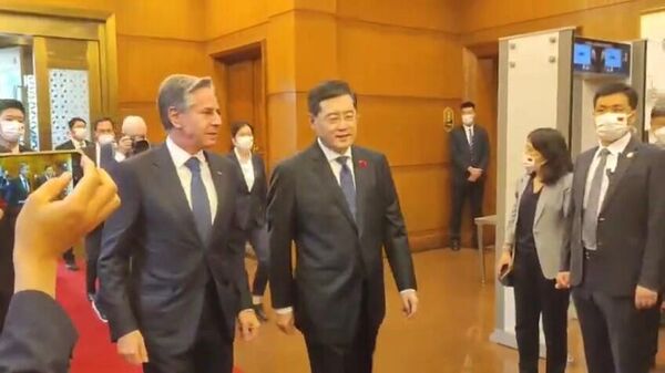 中国外长秦刚与美国国务卿布林肯握手后开始举行会谈 - 俄罗斯卫星通讯社