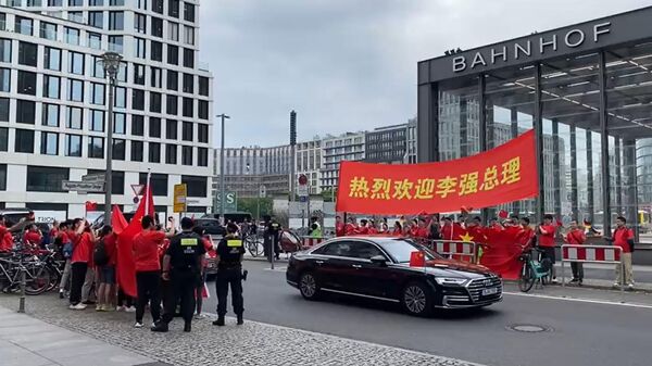 中国留学生在柏林丽思卡尔顿酒店前欢迎由国务院总理李强率领的中国代表团 - 俄罗斯卫星通讯社