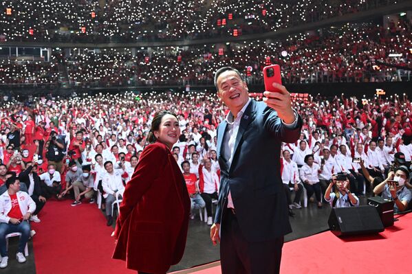 泰國總理候選人佩通坦和斯雷塔在曼谷舉行的最後一場競選活動中自拍。 泰國總理候選人佩通坦和斯雷塔在曼谷舉行的最後一場競選活動中自拍。 - 俄羅斯衛星通訊社