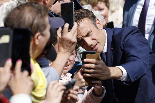 法國總統馬克龍在法國總統大選第二輪時抵達法國北部的勒圖克投票站時自拍。 法國總統馬克龍在法國總統大選第二輪時抵達法國北部的勒圖克投票站時自拍。 - 俄羅斯衛星通訊社