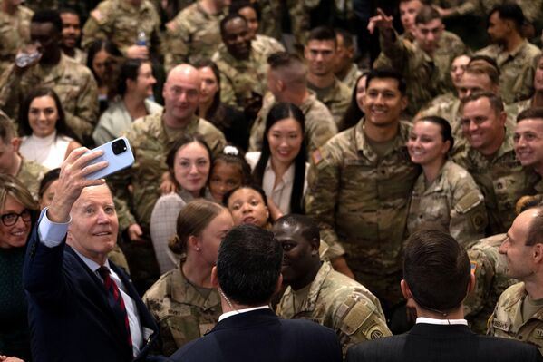 北卡羅來納州自由堡,美國總統拜登向軍人及其家屬發表完演講後與觀眾合影。 北卡羅來納州自由堡,美國總統拜登向軍人及其家屬發表完演講後與觀眾合影。 - 俄羅斯衛星通訊社