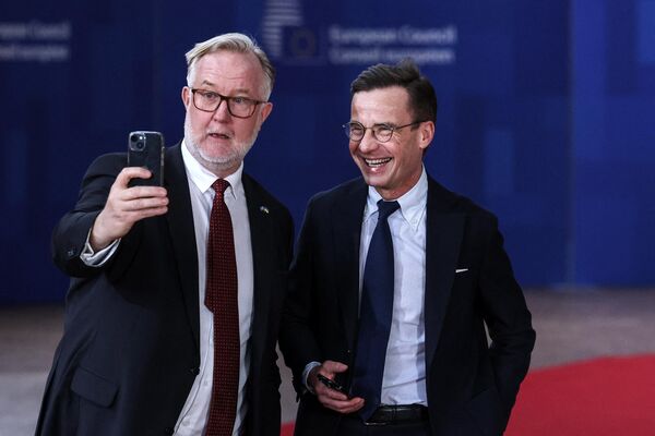 布魯塞爾,瑞典勞工和融合部長約翰·佩爾森和瑞典首相烏爾夫·克里斯特松在歐盟總部舉行的三方峰會上自拍。 布魯塞爾,瑞典勞工和融合部長約翰·佩爾森和瑞典首相烏爾夫·克里斯特松在歐盟總部舉行的三方峰會上自拍。 - 俄羅斯衛星通訊社