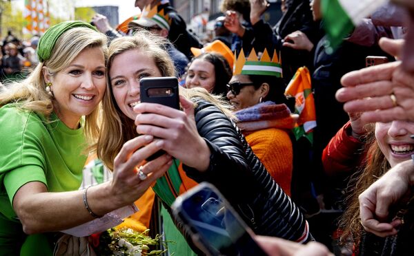 鹿特丹,荷蘭王后馬克西瑪在國王節慶祝活動中自拍。 鹿特丹,荷蘭王后馬克西瑪在國王節慶祝活動中自拍。 - 俄羅斯衛星通訊社