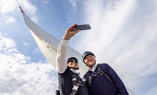 霍爾茨,Denker&Wulf風力發電廠總經理托斯登·萊夫森和德國總統施泰因邁爾在138米高的風力渦輪機頂部自拍。 霍爾茨,Denker&Wulf風力發電廠總經理托斯登·萊夫森和德國總統施泰因邁爾在138米高的風力渦輪機頂部自拍。 - 俄羅斯衛星通訊社