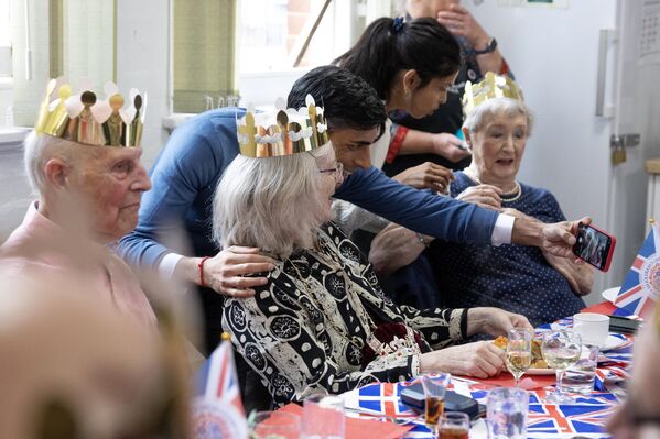 倫敦西北部裡克曼斯沃思,英國首相蘇納克在米爾安德社區中心的“大援助”活動中自拍。 倫敦西北部裡克曼斯沃思,英國首相蘇納克在米爾安德社區中心的“大援助”活動中自拍。 - 俄羅斯衛星通訊社