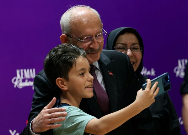 安卡拉,土耳其總統候選人凱末爾·基利奇達羅格魯在5月28日第二輪總統大選前夕和一個男孩合影。 安卡拉,土耳其總統候選人凱末爾·基利奇達羅格魯在5月28日第二輪總統大選前夕和一個男孩合影。 - 俄羅斯衛星通訊社