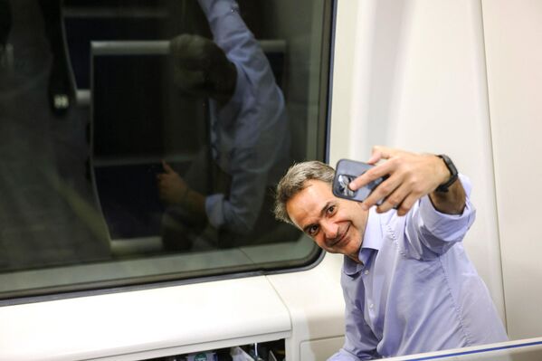 希臘北部塞薩洛尼基,希臘總理基里亞科斯·米佐塔基斯在地鐵試運行期間在車廂內和乘客們合影。 希臘北部塞薩洛尼基,希臘總理基里亞科斯·米佐塔基斯在地鐵試運行期間在車廂內和乘客們合影。 - 俄羅斯衛星通訊社