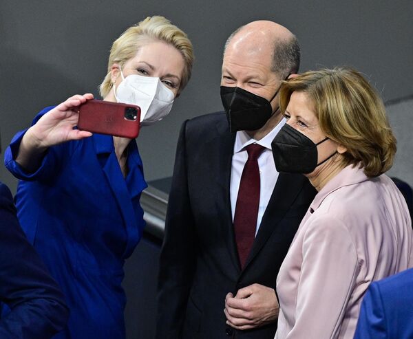 德國柏林,梅前州州長施魏西格與總理朔爾茨和萊茵蘭-普法爾茨州州長德雷爾在聯邦議院會議上合影。 德國柏林,梅前州州長施魏西格與總理朔爾茨和萊茵蘭-普法爾茨州州長德雷爾在聯邦議院會議上合影。 - 俄羅斯衛星通訊社