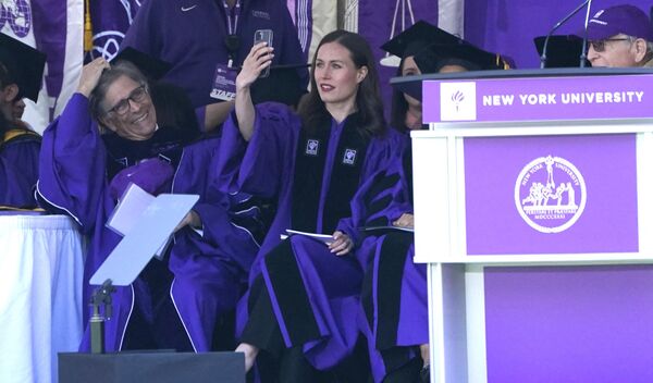 紐約,時任芬蘭總理桑娜·馬林在獲得紐約大學“人文學博士”榮譽學位後在布朗克斯區的洋基球場自拍。 紐約,時任芬蘭總理桑娜·馬林在獲得紐約大學“人文學博士”榮譽學位後在布朗克斯區的洋基球場自拍。 - 俄羅斯衛星通訊社